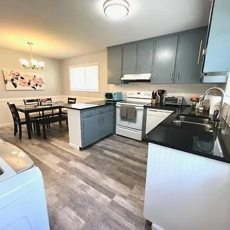 *Comfortable Townhome * King Beds * Long Term*